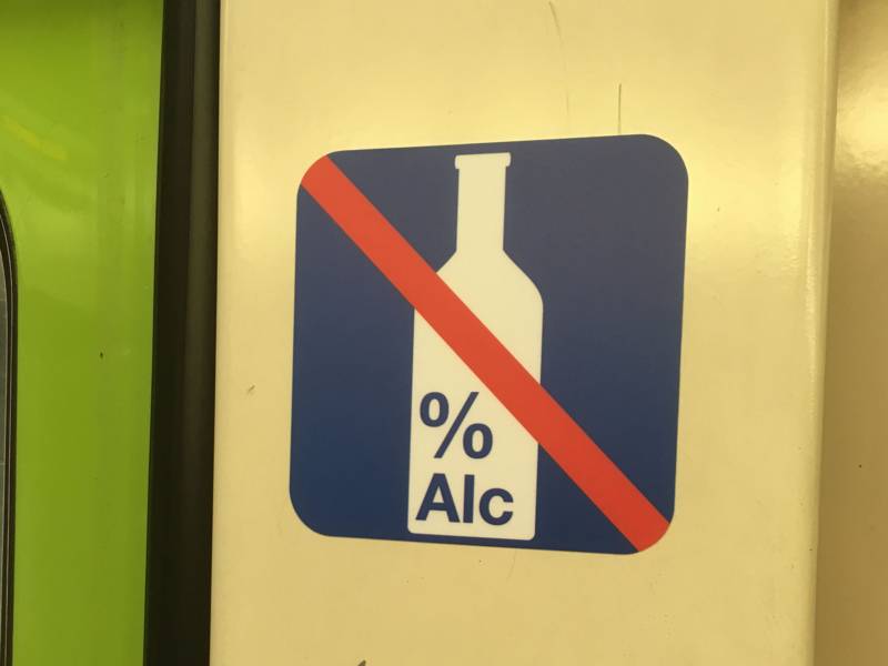Symbolbild mit einer durchgestrichenen Flasche, dem Prozentzeichen und der Aufschrift "Alc".