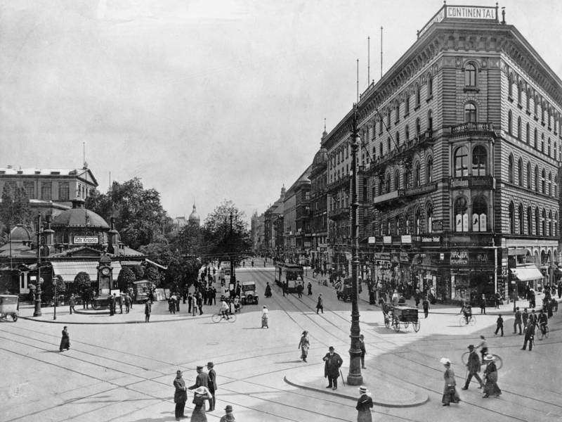 Historisches Foto eines Stadtplatzes mit Straßenbahnschienen