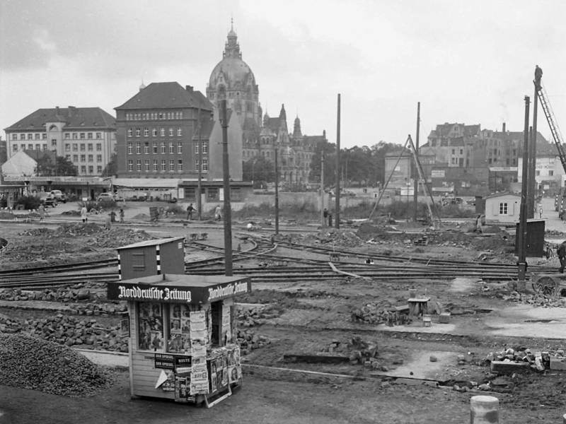 Historisches Foto einer Baustelle mit Straßenbahnschienen