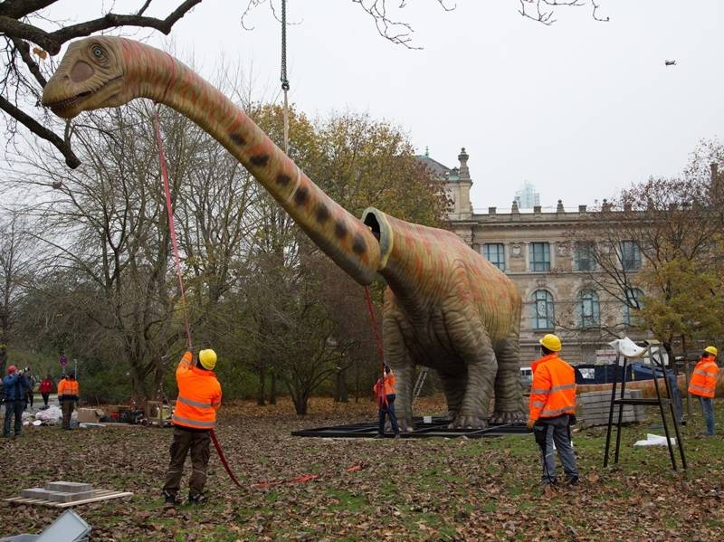 Dinosauriermodell wird in einem Park zusammengesetzt.
