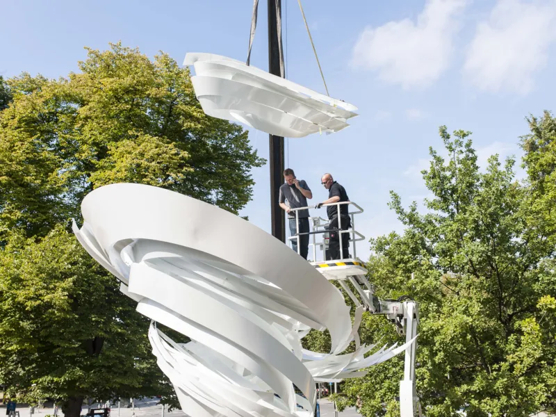 Ein spiralf&ouml;rmige Skulptur wird zusammenbaut.