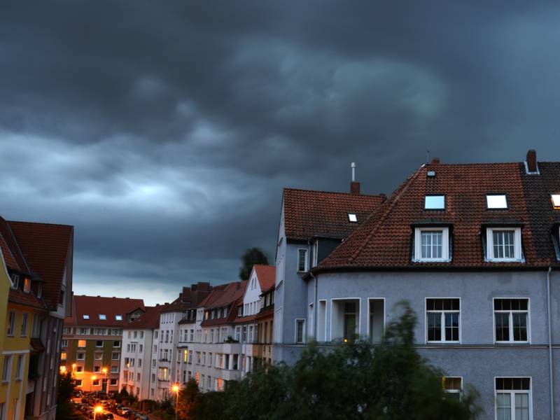 Dunkle Wolken über Häuser