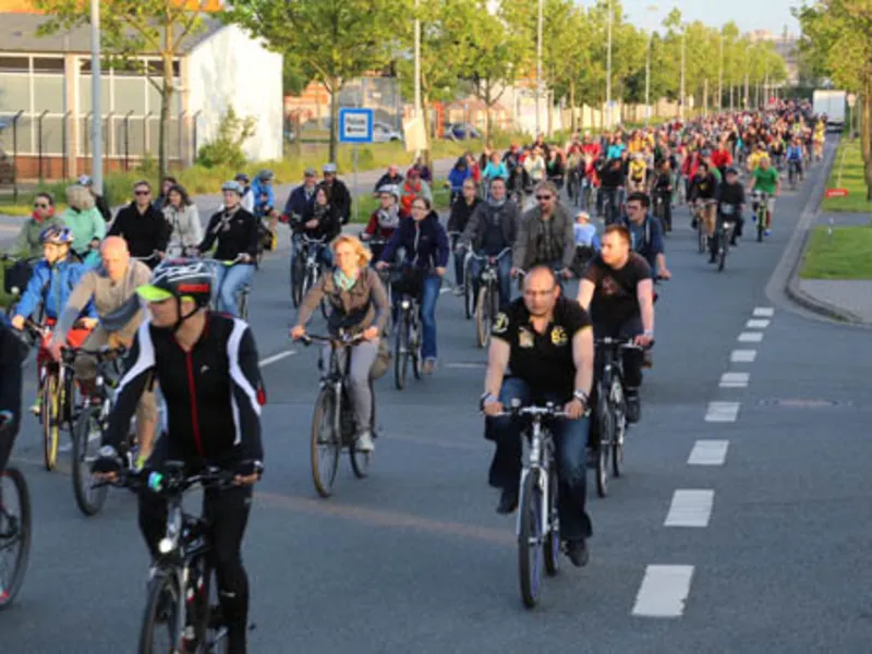 Viele Radfahrer auf einer Stra&szlig;e
