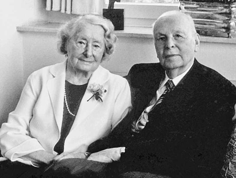 Eine Frau und ein Mann auf einem Sofa