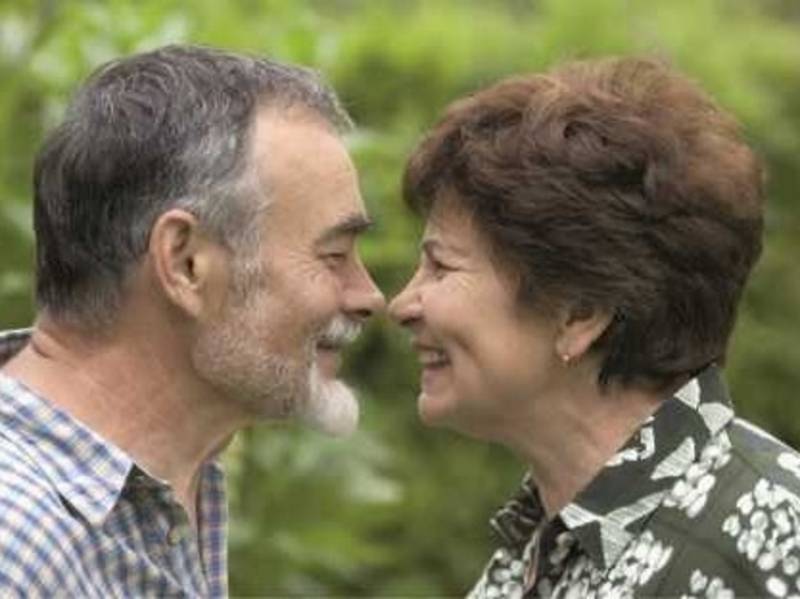 Ein Mann und eine Frau im Profil