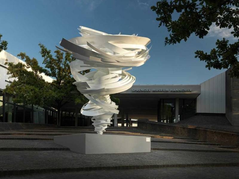 Große spiralförmige Skulptur vor einem Gebäude 