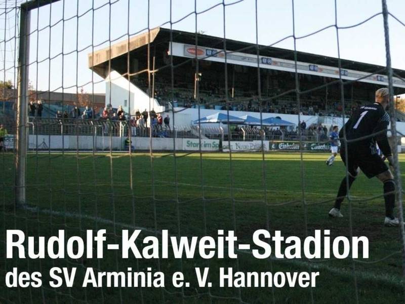 Blick in ein Fußballstadion mit der Schrift Rudolf-Kalweit-Stadion des SV Arminia e. V. Hannover