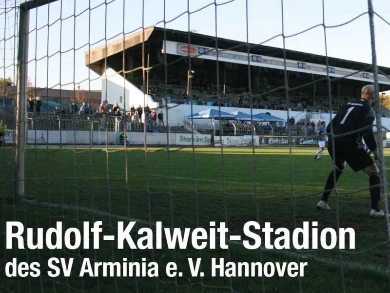 Blick in ein Fu&szlig;ballstadion mit der Schrift Rudolf-Kalweit-Stadion des SV Arminia e. V. Hannover