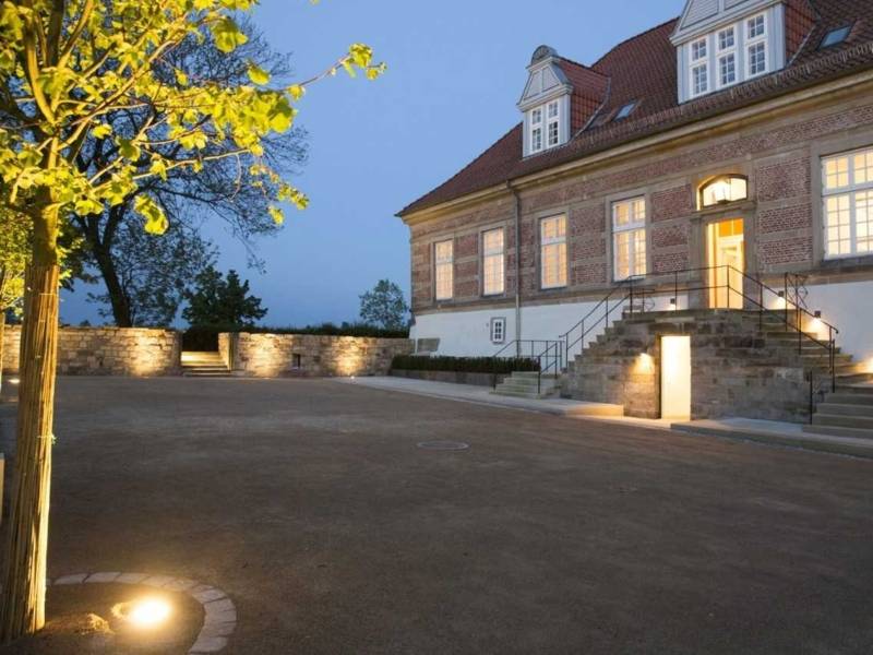 Schlossgebäude mit großem Vorplatz