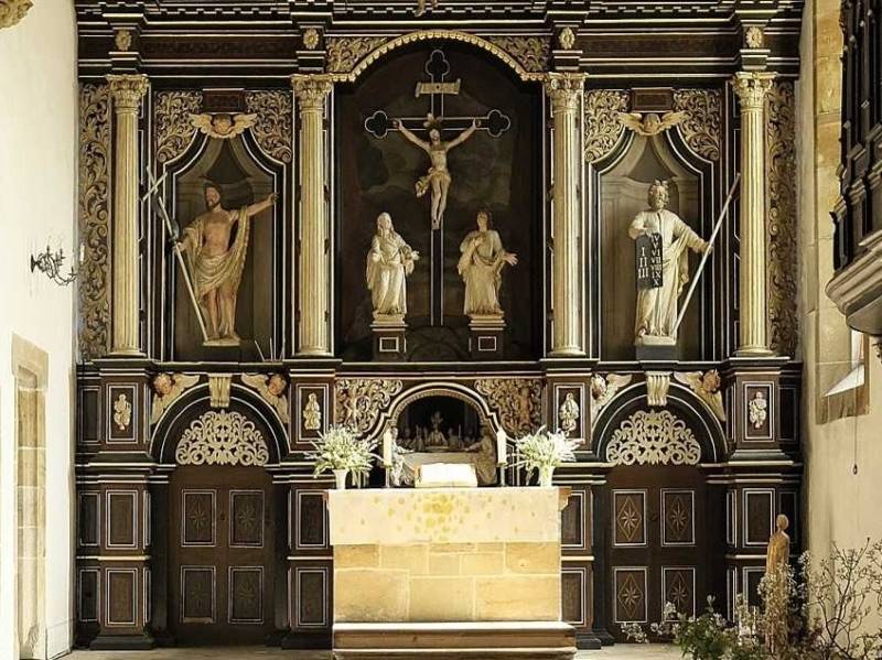 Pr&auml;chtige Kirchenwand mit S&auml;ulen und Figuren, davor ein Altar