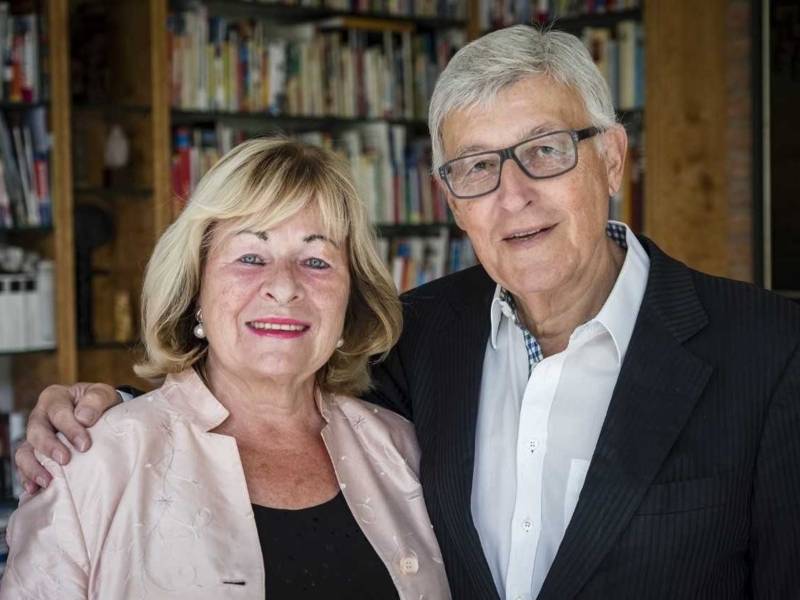 Eine Frau und ein Mann vor einem Bücherregal