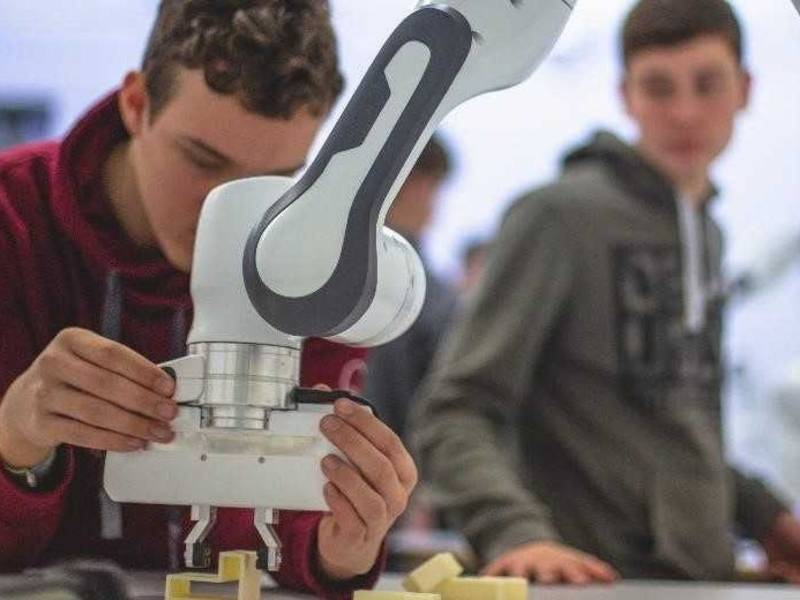 Zwei Jungen und ein Roboter