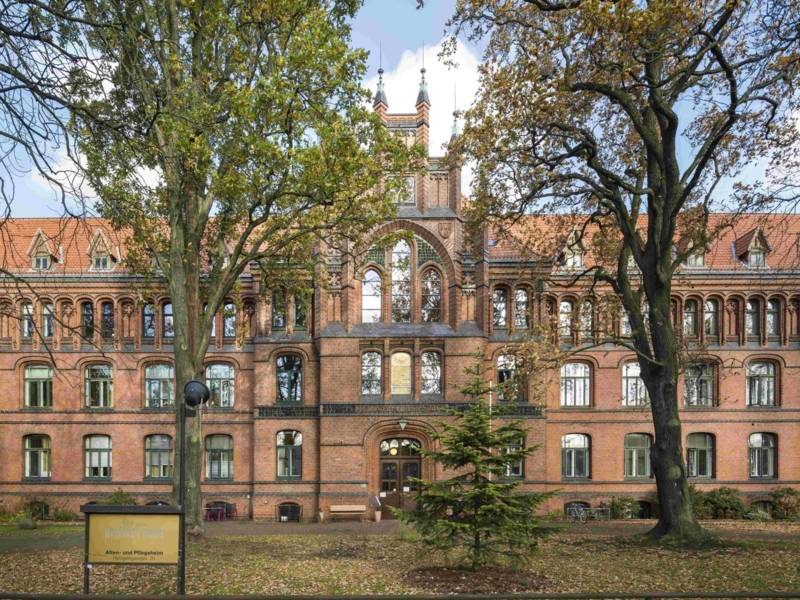 Altes Gebäude hinter Bäumen