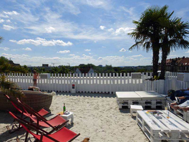 Strand mit Liegestühlen