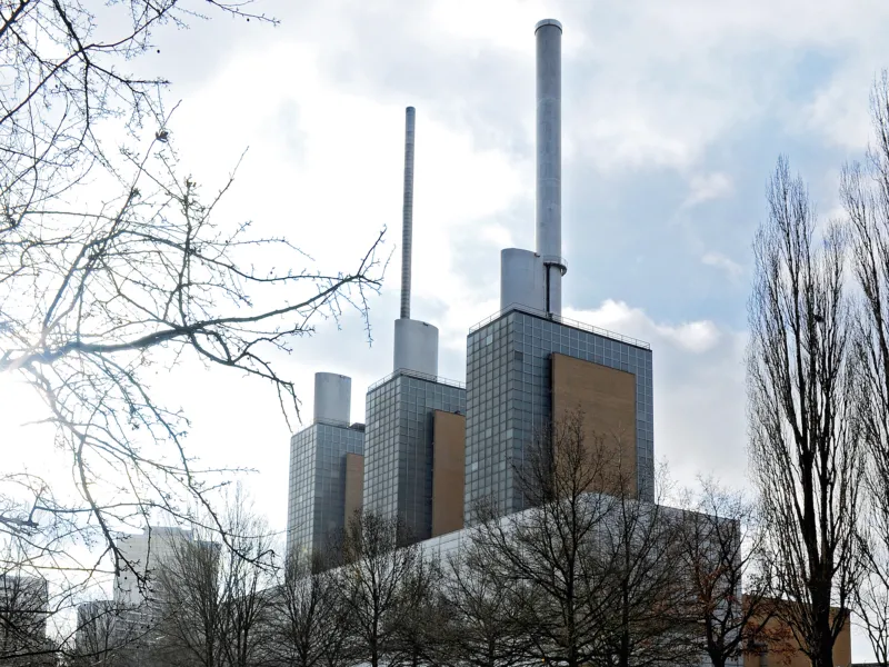 Geb&auml;ude mit drei hohen Schornsteinen