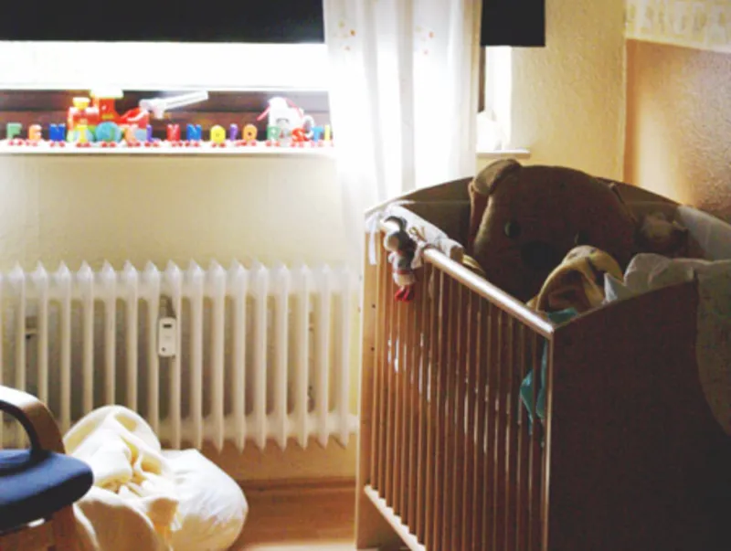 Babybett an Heizung