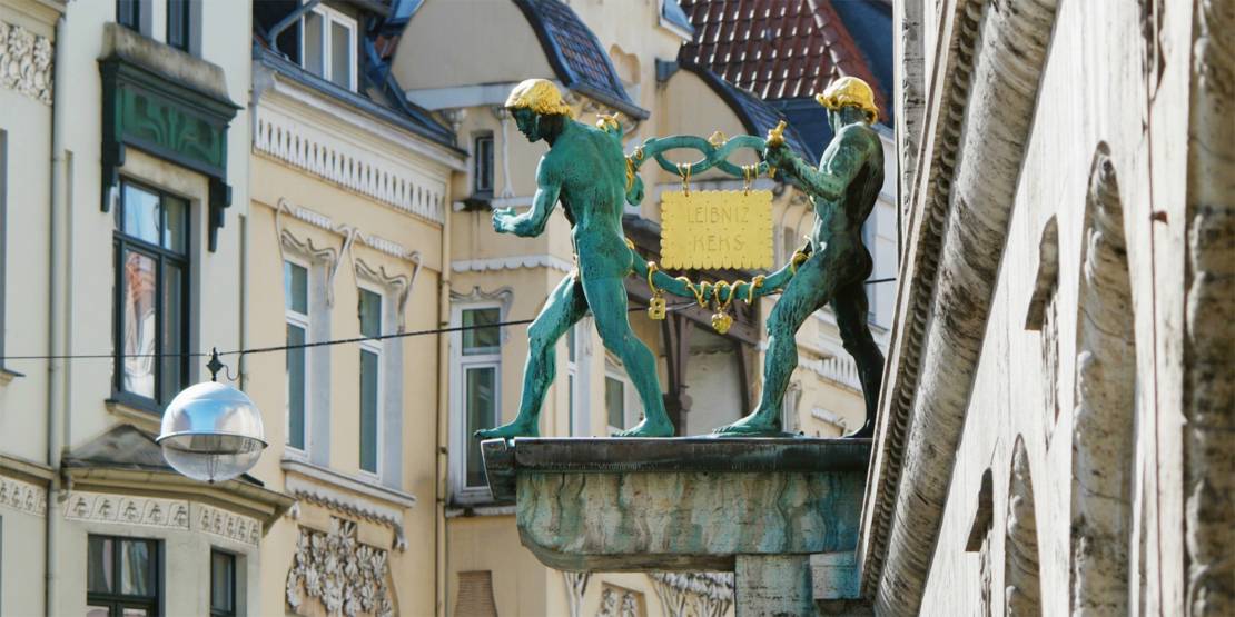 Häuser-Fassade mit Denkmal