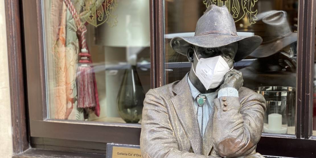 Männliche Skulptur mit Gesichtsmaske