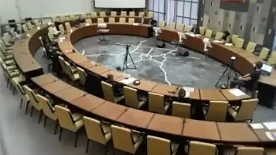 Ratssaal der Landeshauptstadt Hannover im Neuen Rathaus. Der Saal ist nur sp&auml;rlich besetzt.