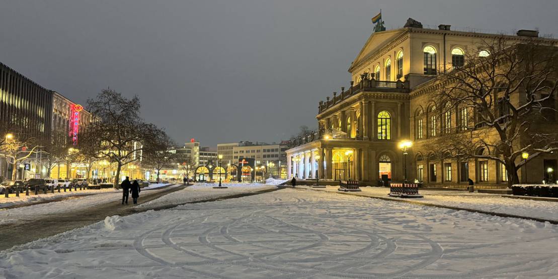 Schnee auf dem Opernplatz