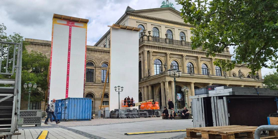 Aufbauten auf dem Opernplatz