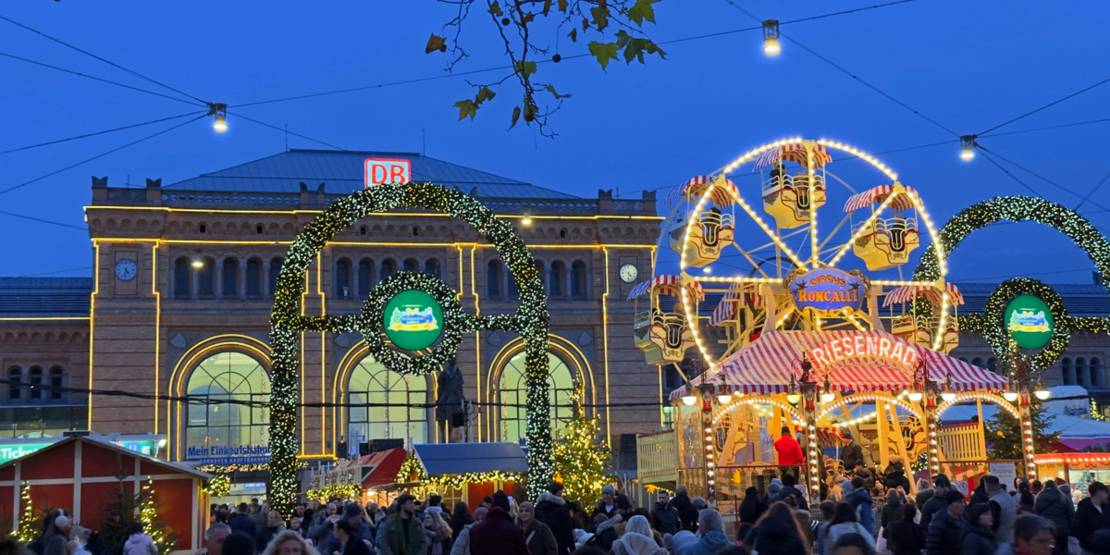 Weihnachtsmarkt vor dem Hauptbahnhof in Hannover mit Riesenrad.