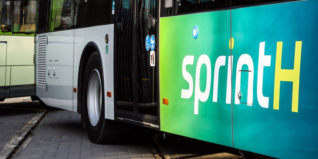 Die sprintH Fahrzeuge von regiobus und ÜSTRA auf einem Betriebshof.
