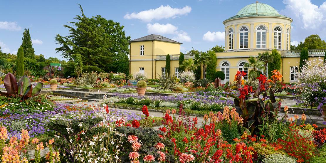 Blumenbeete im Schmuckhof des Berggartens