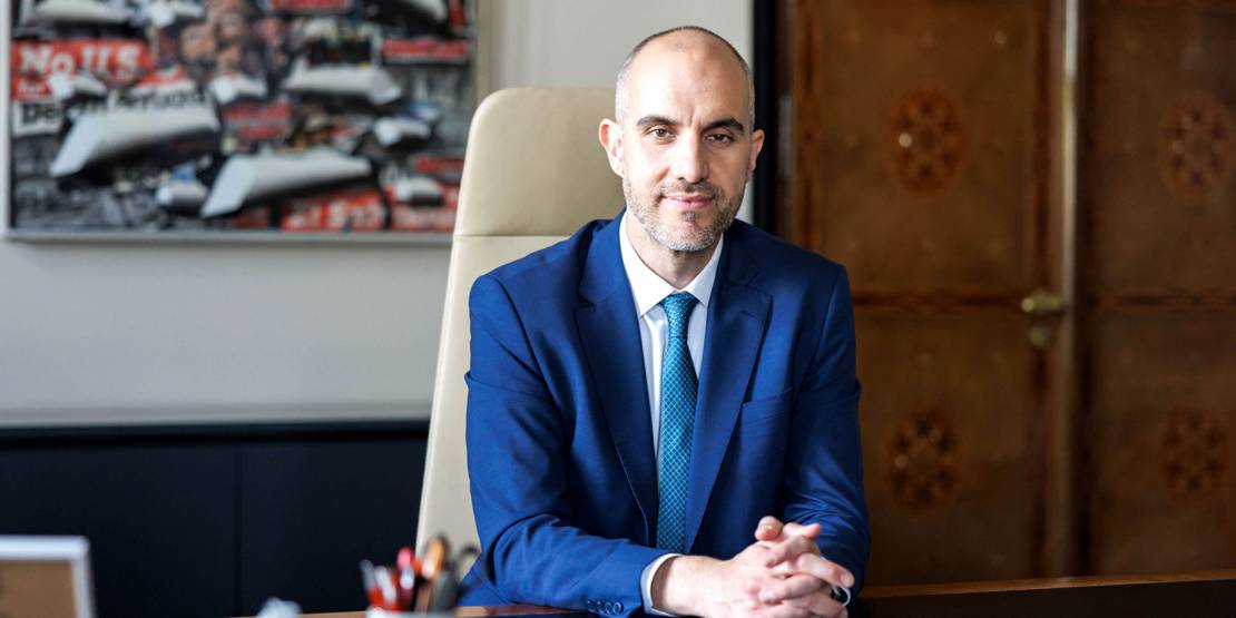 Ein Mann am Schreibtisch.