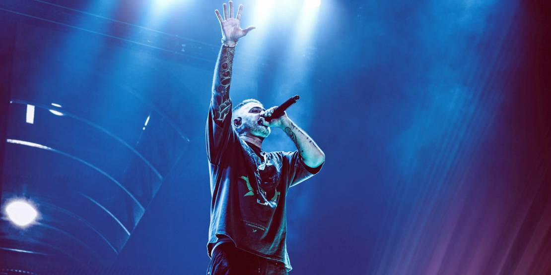 Der Sänger Bushido rappt auf einer Bühne.