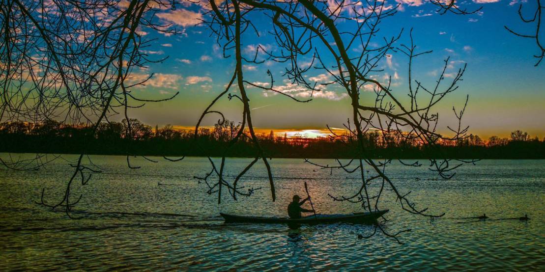 Paddler im Maschsee bei Sonnenuntergang