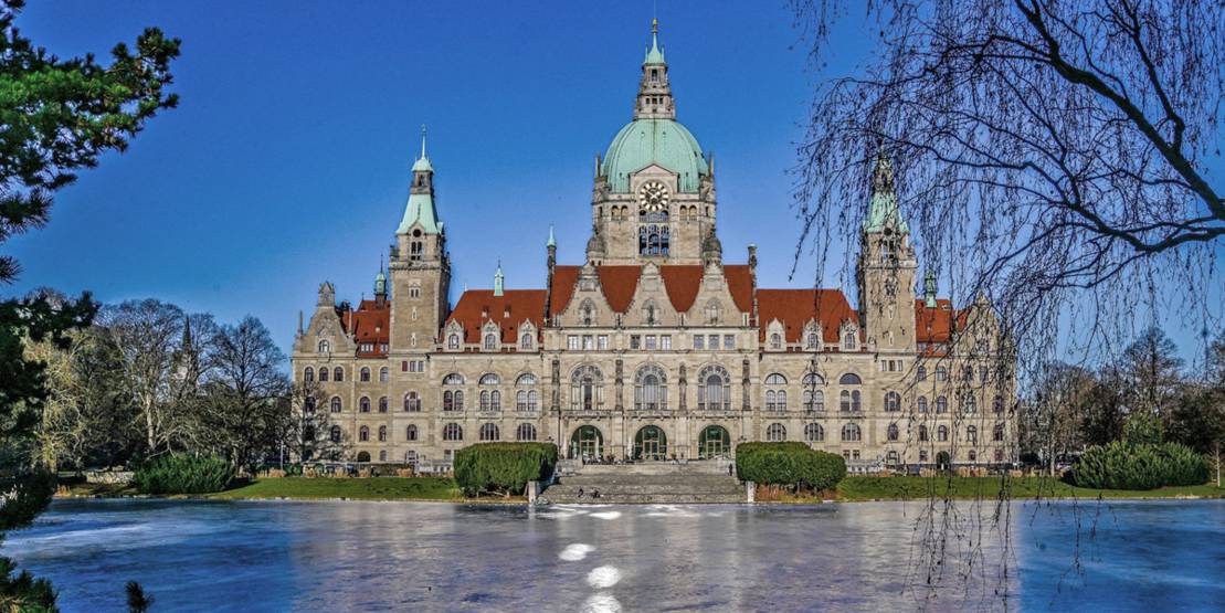 Das Neue Rathaus, im Vordergrund der vereiste Maschteich.