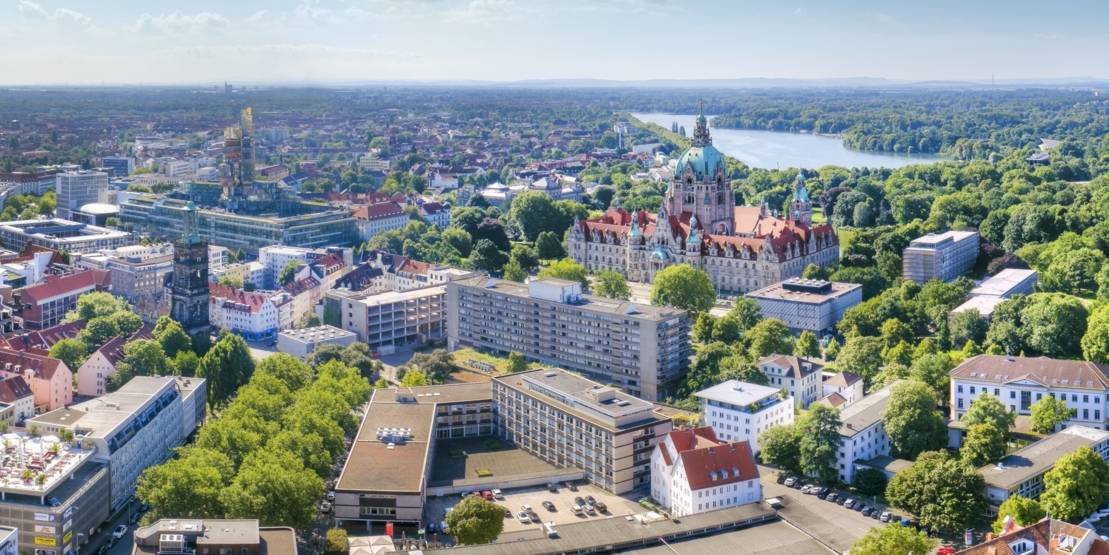 Blick von einem Hochhaus über eine Stadt.