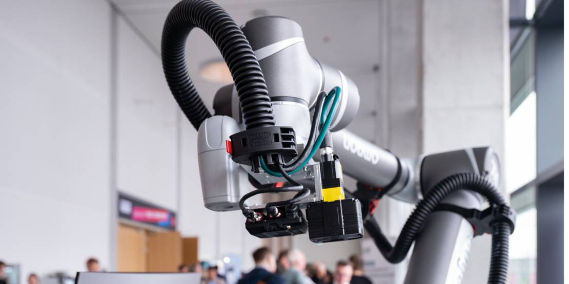 Industrieroboter in Messehalle