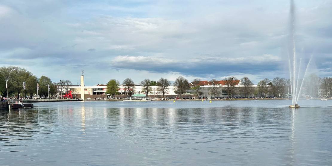 Blick auf den Maschsee in Hannover mit sprudelnder Fontäne.