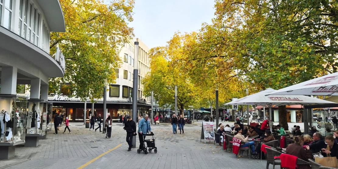 Fußgängerzone mit Außengastronomie