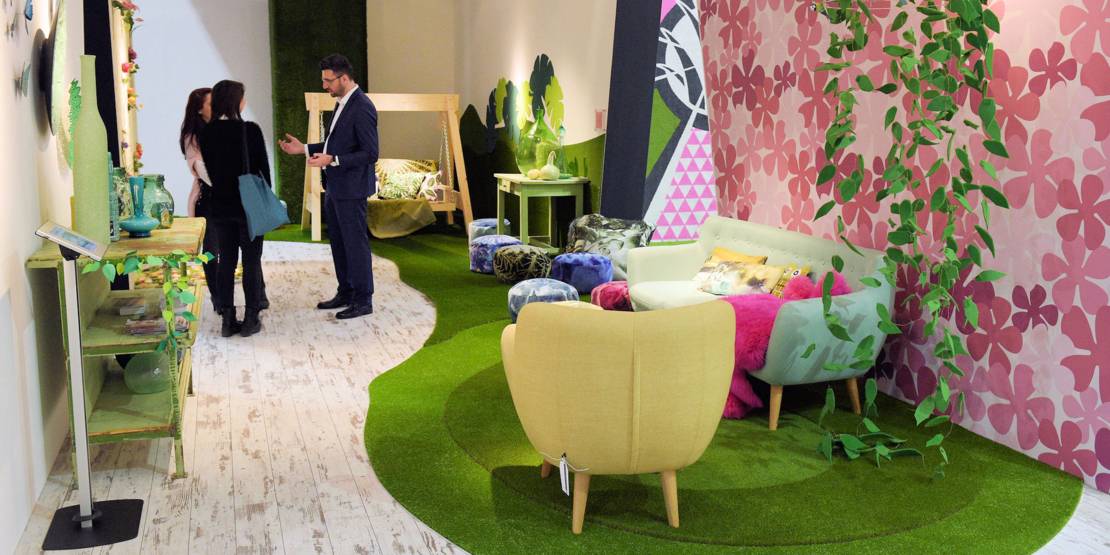 Menschen mit Teppichmustern