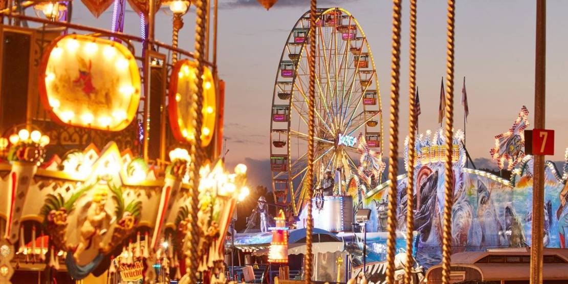 Treiben auf einem Volksfest.