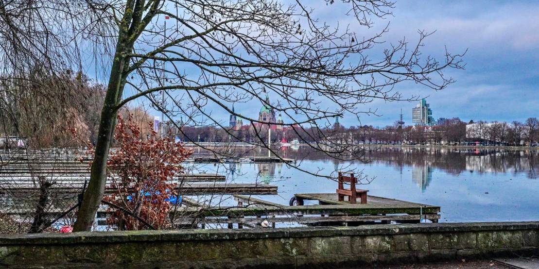 Blick vom Anleger Fährhaus auf das Nordufer des Maschsees.