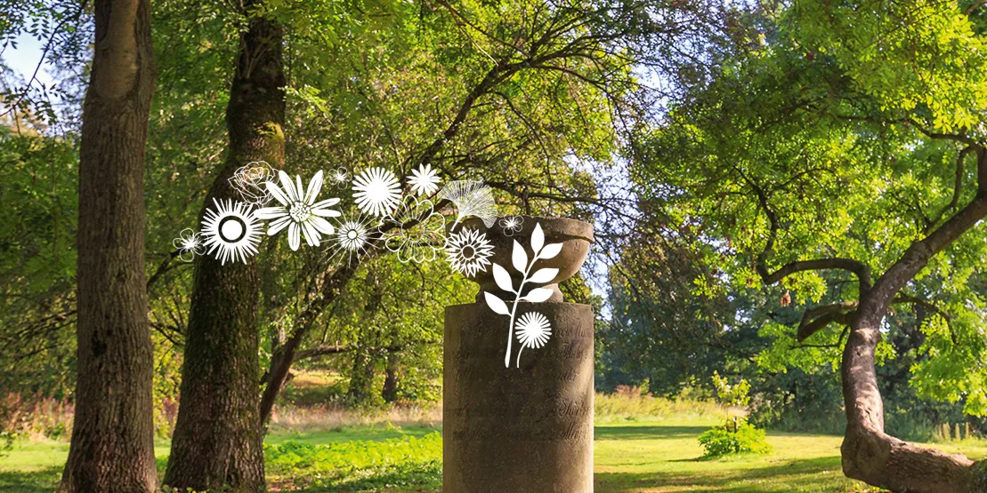 Eine Grünanlage. Darauf ein florales Logo.