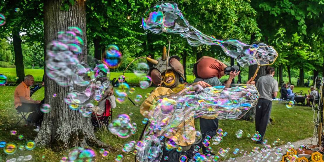 Als Biene verkleideter Künstler macht beim Kleinen Fest im Großen Garten viele große Seifenblasen.