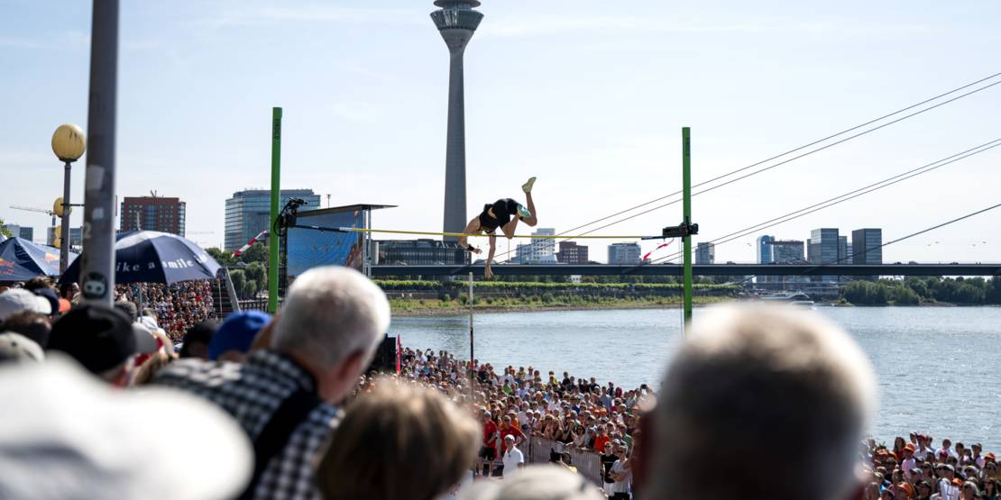 Stabhochsprungwettbewerb bei den Finals 2023 am Rheinufer in Düsseldorf