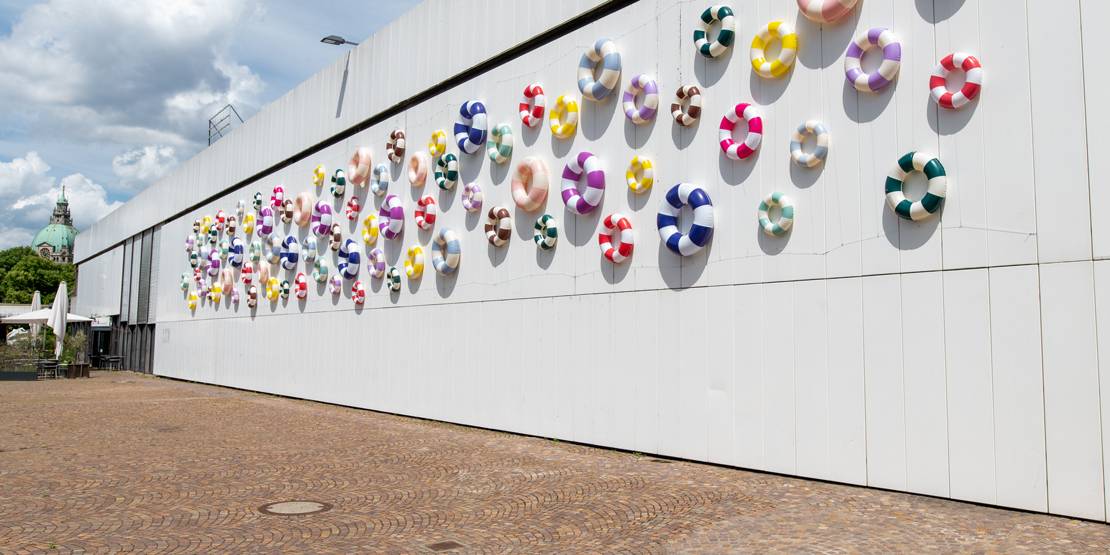Befestigte Schwimmreifen an der Außenfassade des Sprengel Museums Hannover