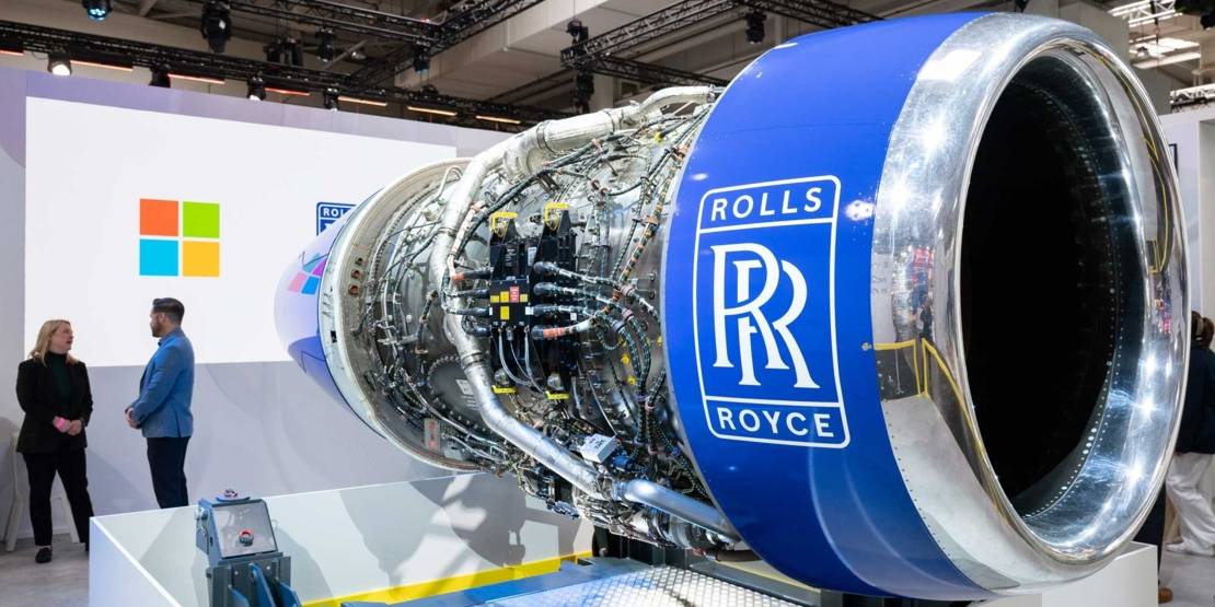 An der Seite geöffnete Flugzeugturbine in einer Messehalle