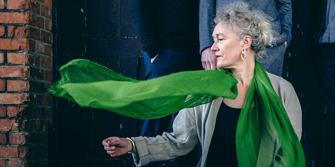 Julia Hülsmann mit wehendem grünen Schal