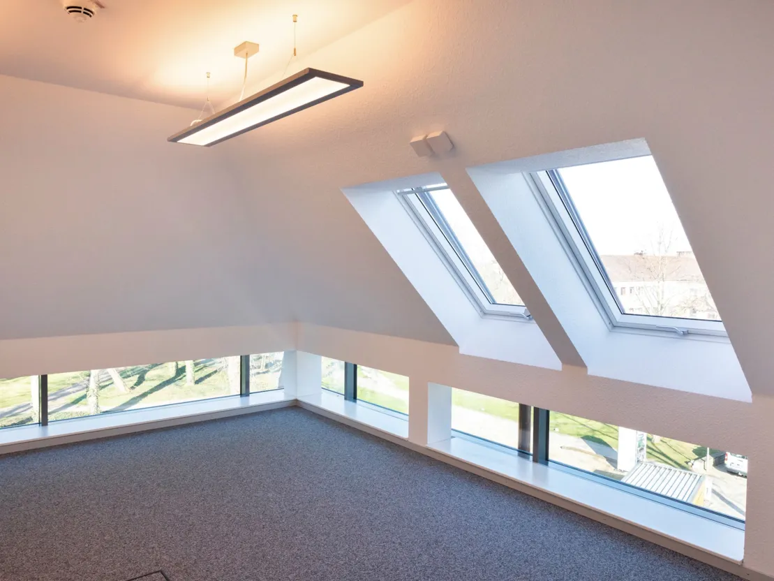 Blick in einen modernen Innenraum mit Dachschr&auml;ge.