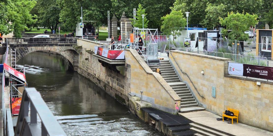 Aufbauarbeiten an der Leinewelle