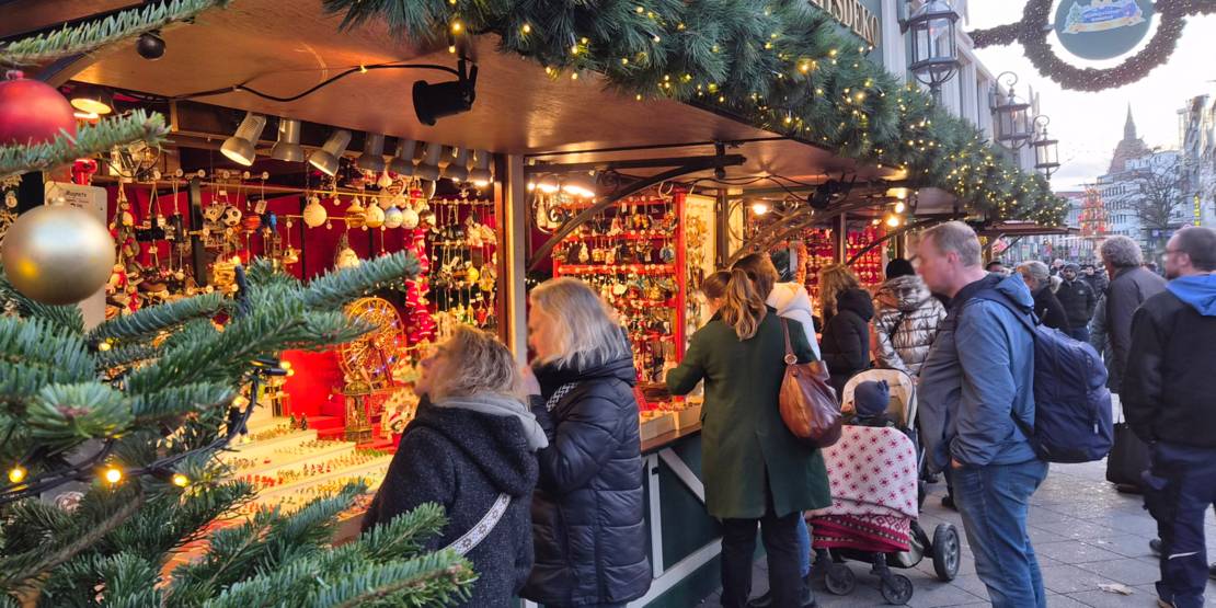 Kunden an einer Weihnachtsmarktbude in Hannover