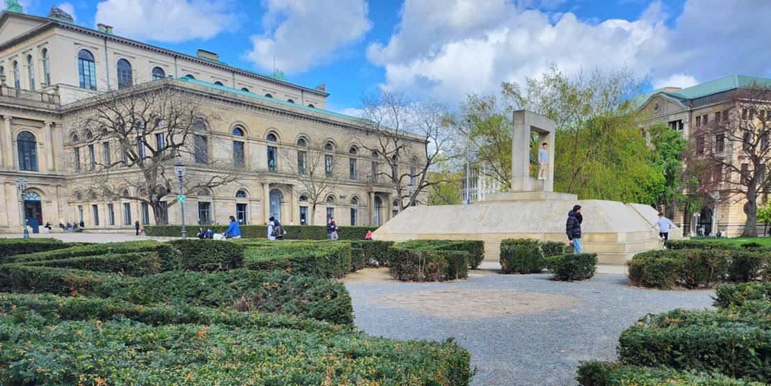 Opernhaus mit NS-Opfer-Denkmal