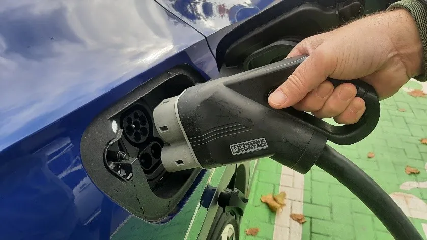 Ein Elektroauto, das gerade aufgeladen wird.